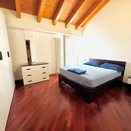 Loft With Mezzanine 6' Center شقة